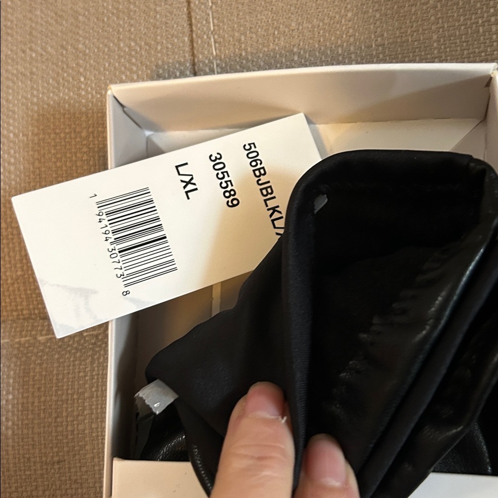 Isotoner Black Faux Leather Gloves Size L/XL - Picture 3 of 3
